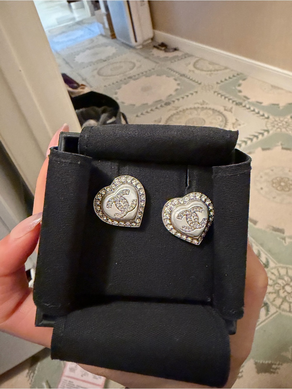 CHANEL Silver pearl heart Logo CC Crystal Earrings - Picture 3 of 10